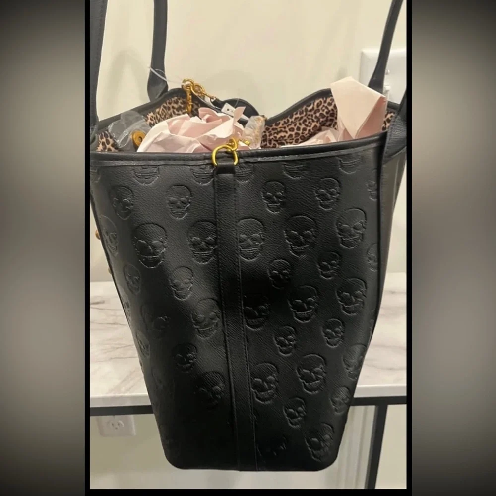 Betsey Johnson Studded Skull Tote bag w/ Charm and wristlet - Picture 4 of 14